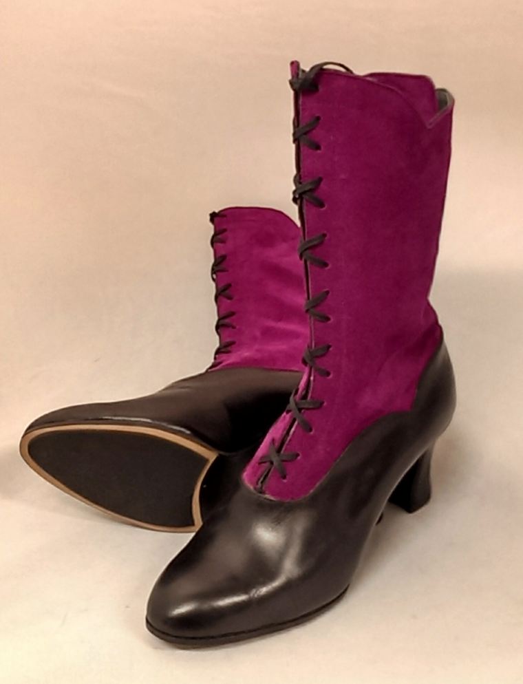 Svart pumps med hög klack och cerise mockakänga med snörning