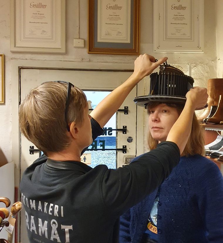 Måttagning för hatt i butiken