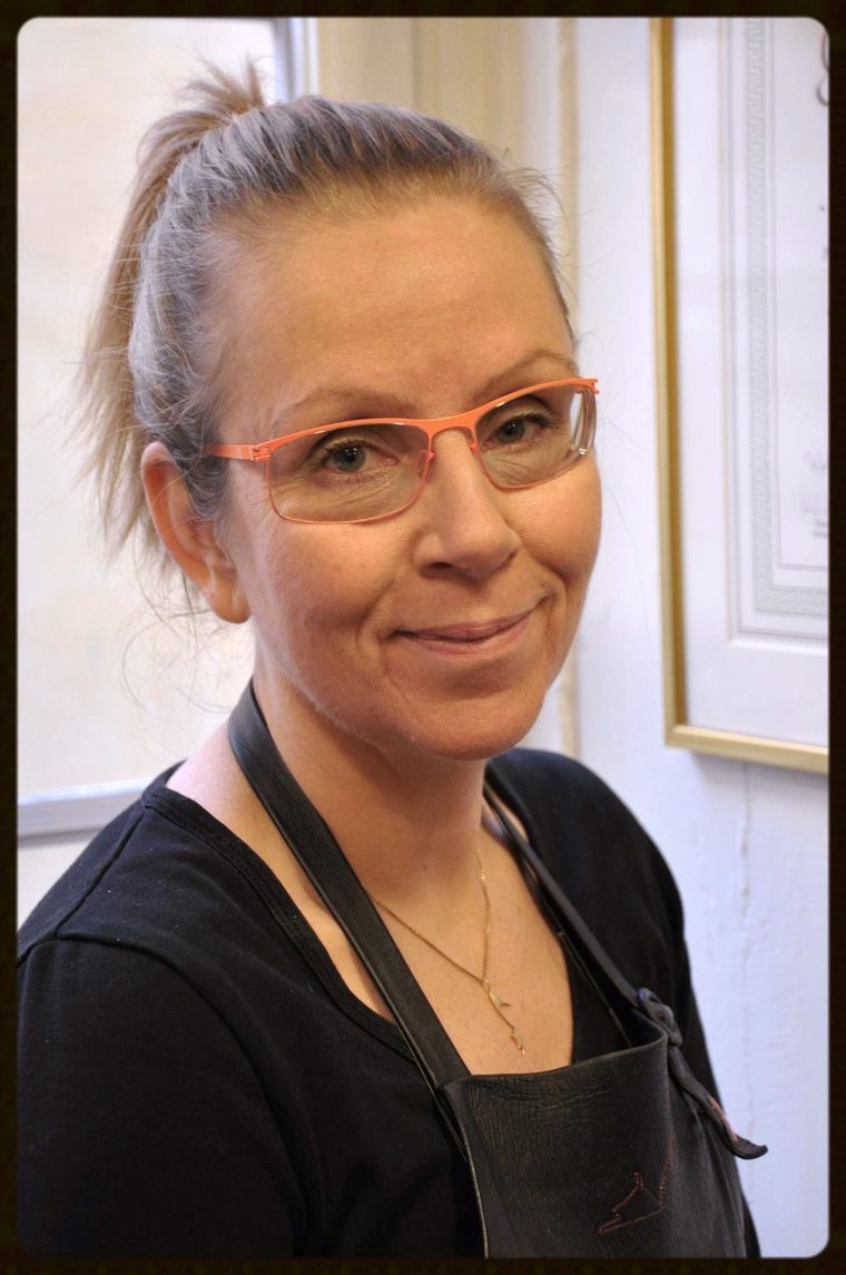 Carina Eneroth i l&auml;derf&ouml;rkl&auml;de framf&ouml;r sitt inramade m&auml;starbrev